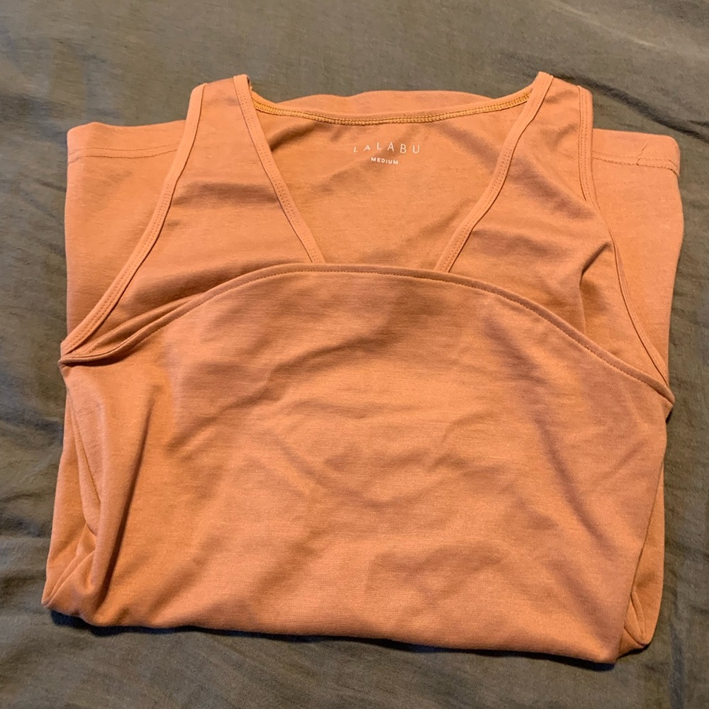 LALABU Baby Soothe Shirt in Camel medium